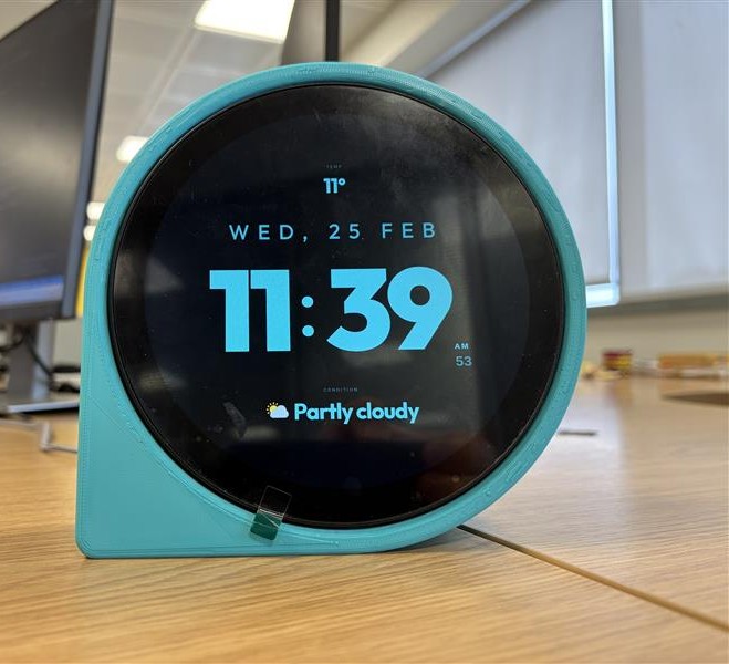 AvClock live flight tracker display for desk